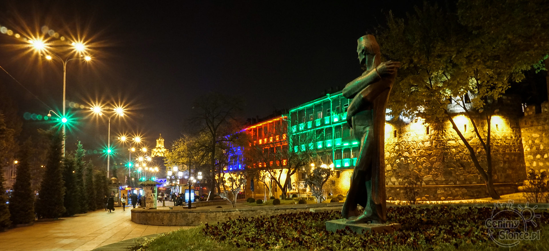Nocne Tbilisi - przedłużony czas naświetlania w fotografii miejskiej