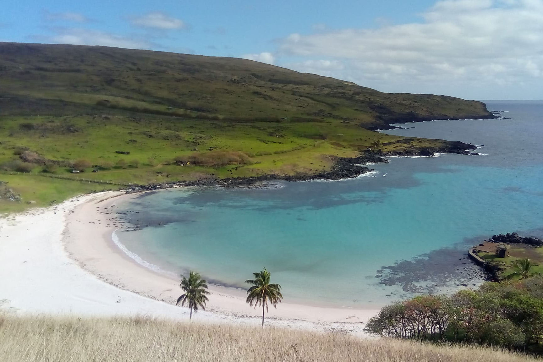 Wyspa Wielkanocna co zobaczyć - plaża Anakena
