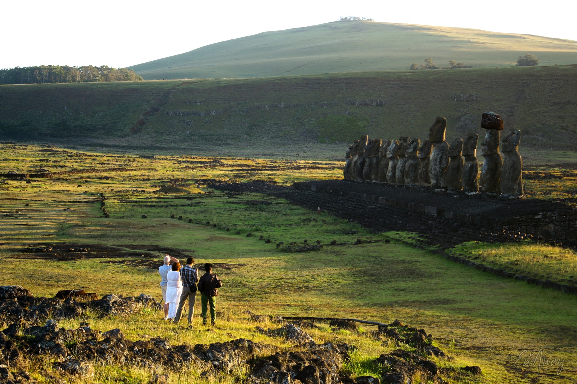 Wyspa Wielkanocna co zobaczyć - posągi wschód słońca