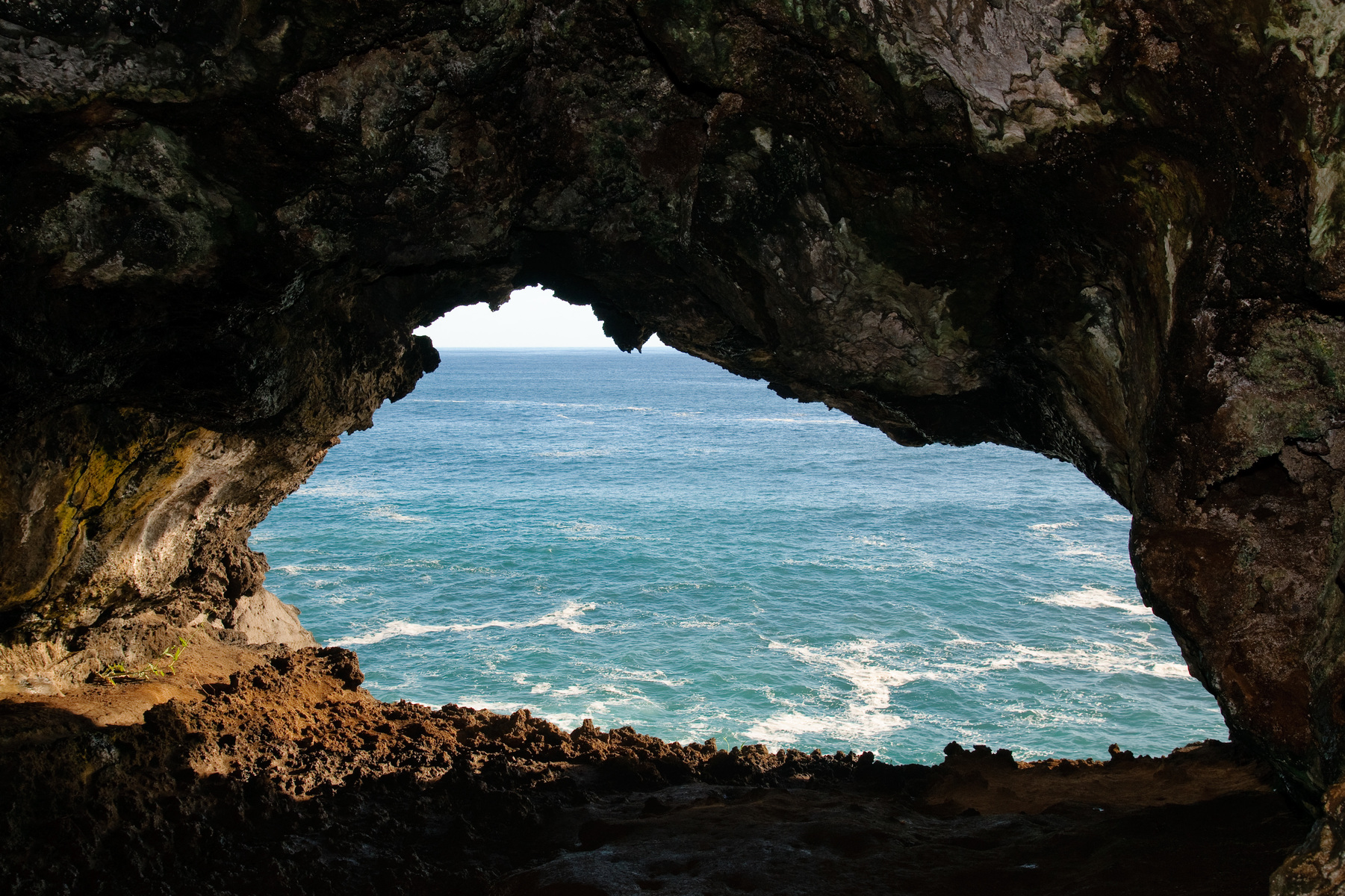 Wyspa Wielkanocna co zobaczyć - jaskinie