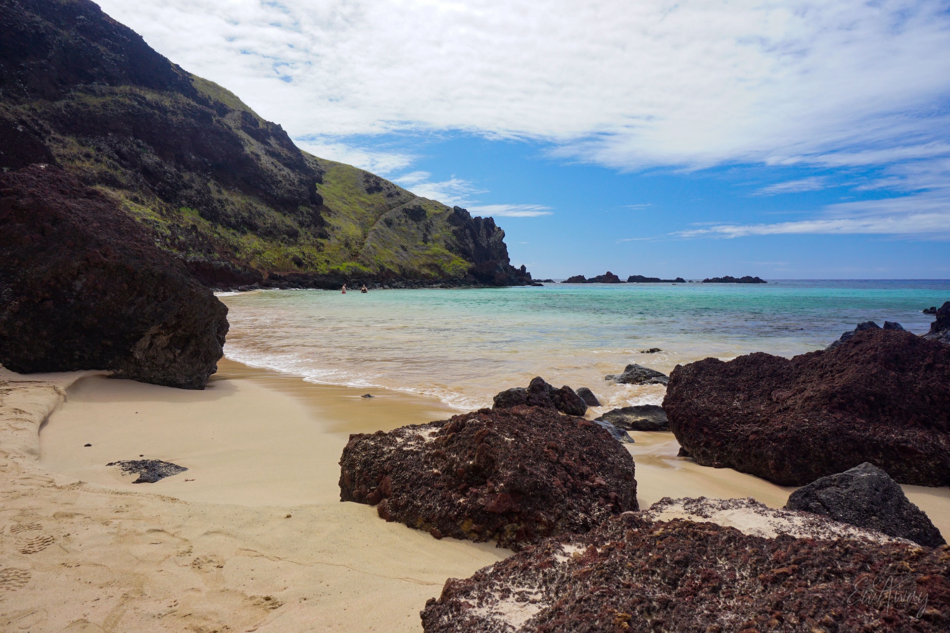 Wyspa Wielkanocna co zobaczyć - plaża Ovahe